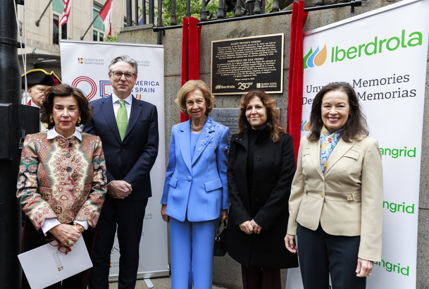 Fotografía de grupo de Doña Sofía ante la placa en honor a Diego de Gardoqui, primer embajador de España en Estado Unidos