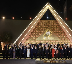 Fotografía oficial con los miembros de las Casas Reales, Jefes de Estado y de Gobierno asistentes a la inauguración del Gran Museo Egipcio 